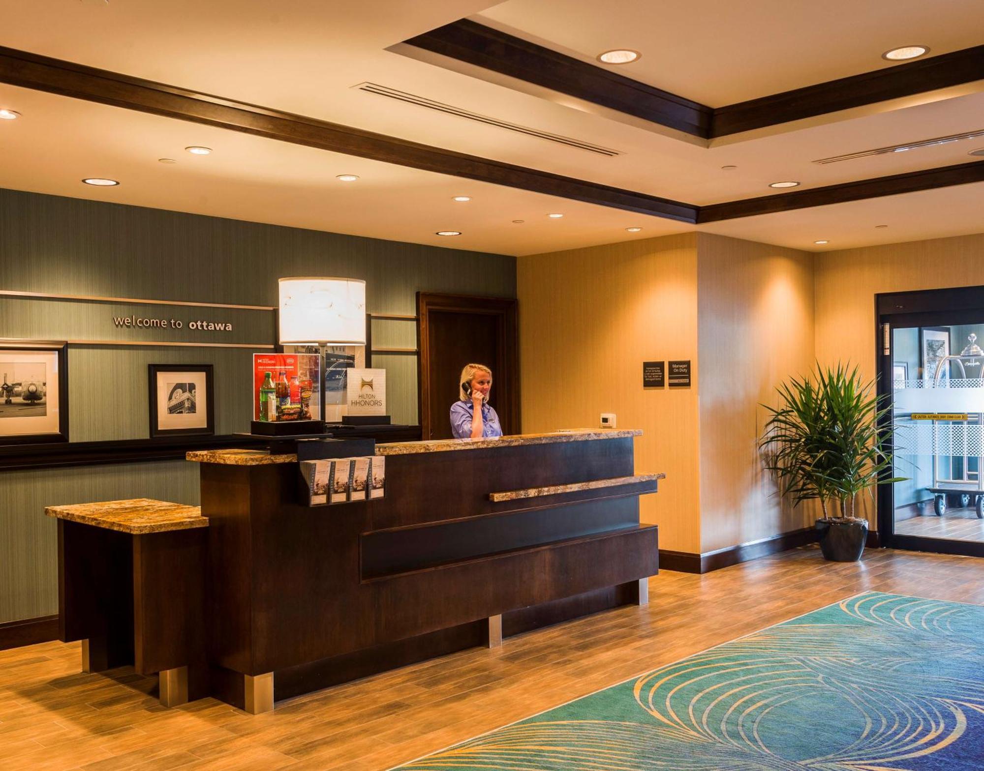 Hampton Inn By Hilton Ottawa Airport Esterno foto
